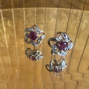 VTG 14k yellow gold, diamond and Ruby round post earrings❤️